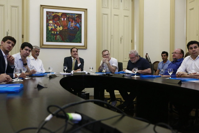 Paulo Câmara recebe comissão de senadores e faz balanço sobre o óleo