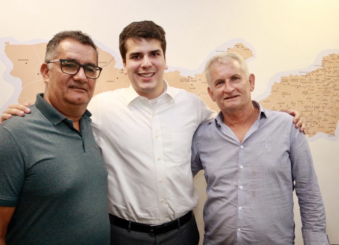 Antonio Coelho firma aliança com prefeito de Condado