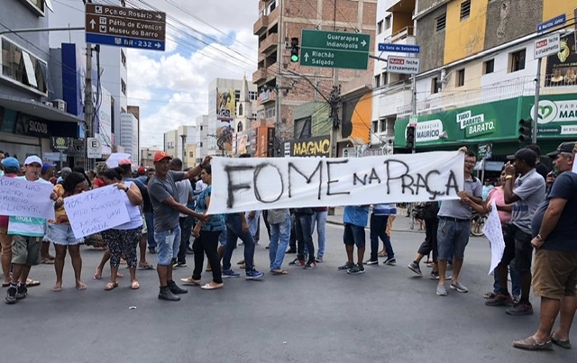 Aos gritos de “praça bonita não mata fome”, ambulantes realizam mais um protesto em Caruaru