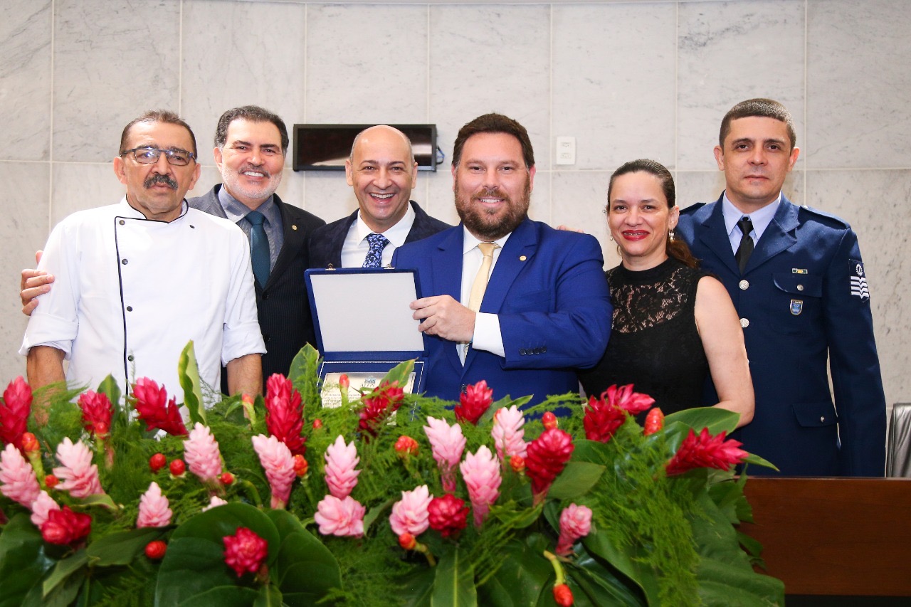Wanderson realiza homenagem aos profissionais que fazem a gastronomia pernambucana