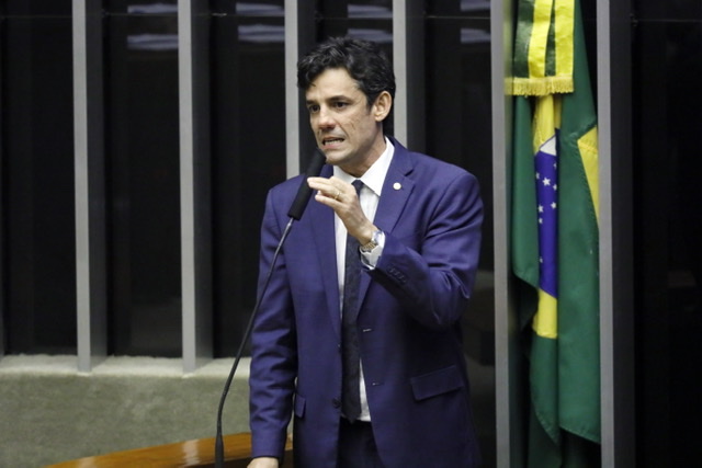 Daniel Coelho pede a Maia para votar projeto que derruba cobrança de taxa sobre cheque especial não utilizado