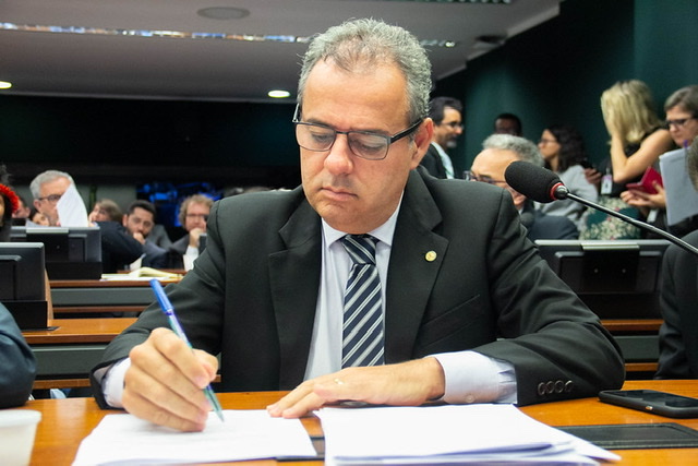 Requerimento de Danilo Cabral convocando ministro da Educação é aprovado por Comissão