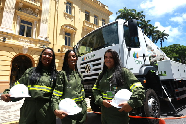 Governo de Pernambuco anuncia 100 vagas para mulheres em curso de eletricista