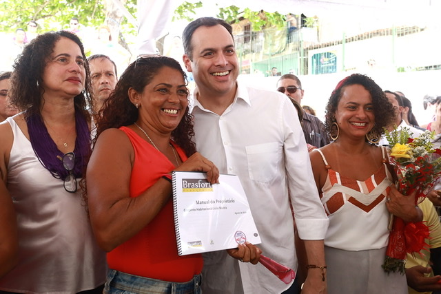 Paulo Câmara entrega conjunto habitacional em Olinda