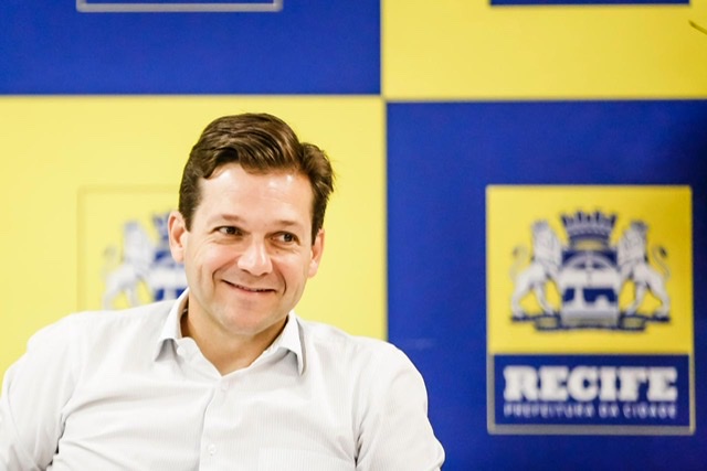 No Recife, Geraldo Julio lança decreto de combate à corrupção