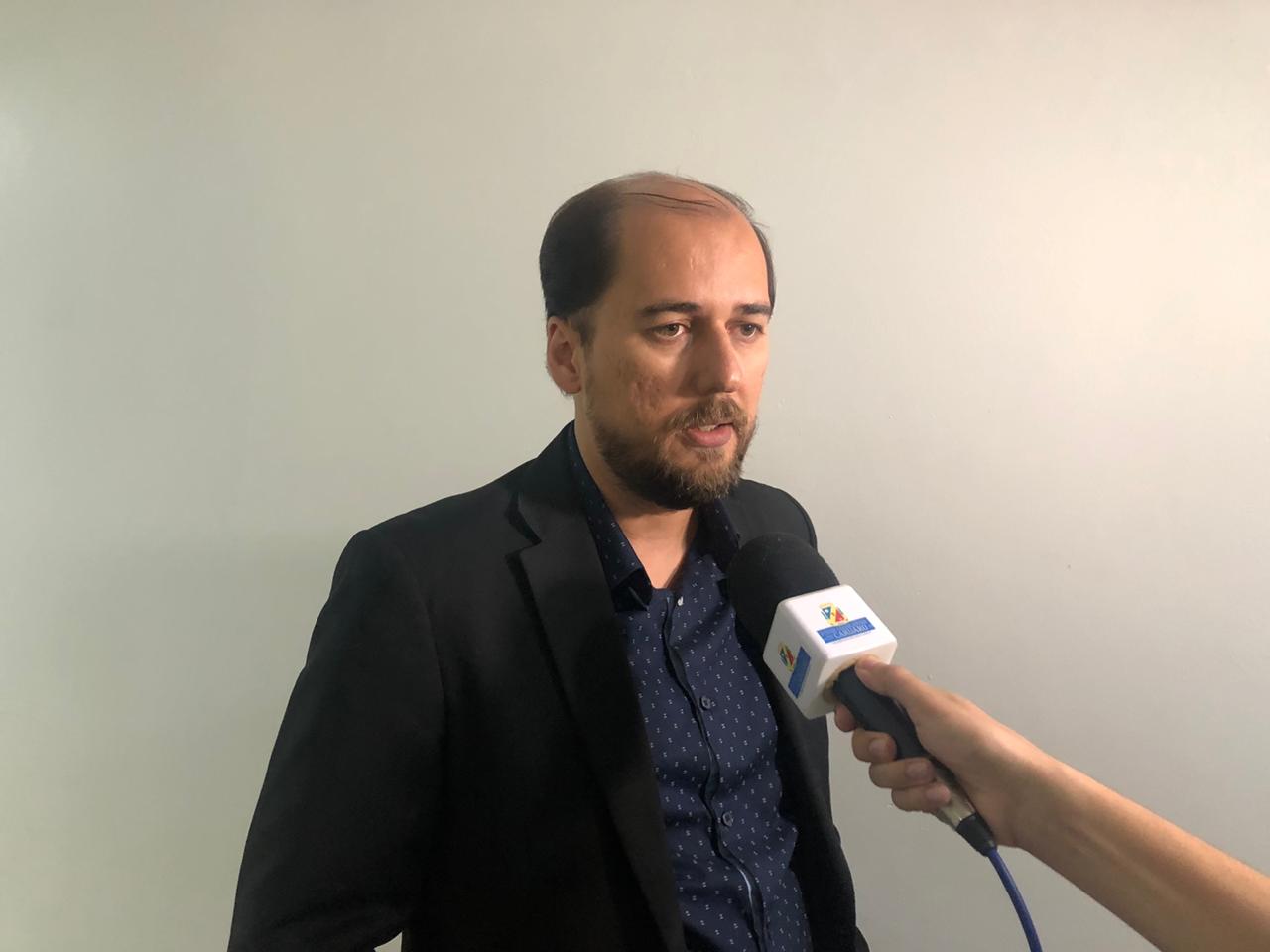 Secretário de Educação mostra habilidade política em tarde de questionamentos na Câmara de Caruaru