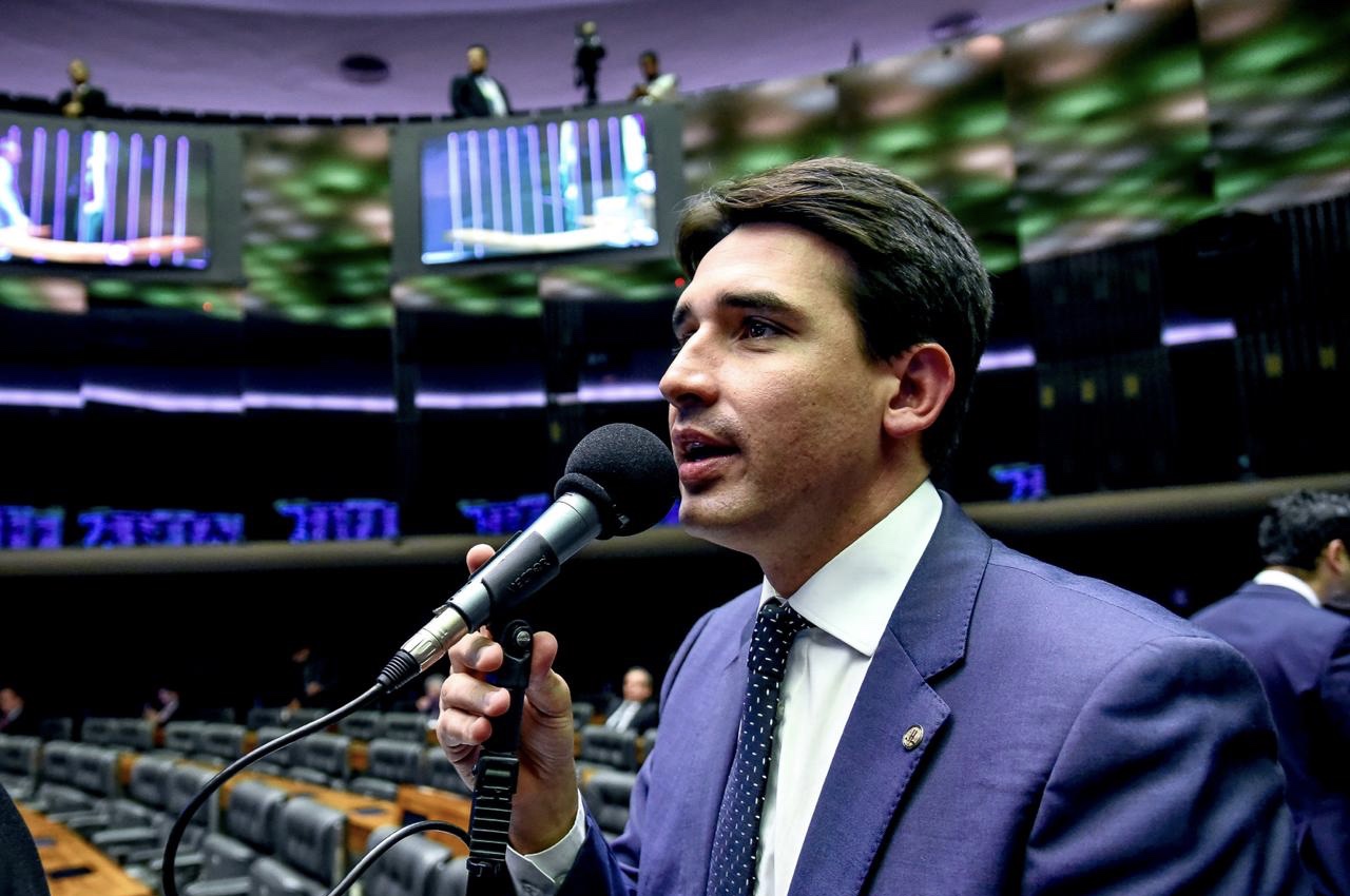 Silvio Costa Filho quer 13º para crianças com microcefalia