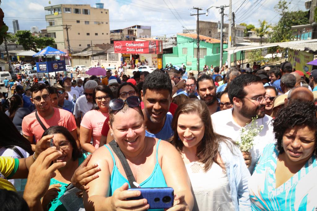 Marília Arraes mantém tradição e sobe o Morro da Conceição na companhia de aliados