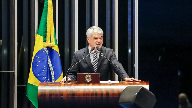 Humberto diz que PT vai apresentar plano econômico para o Brasil