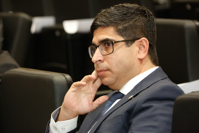 Cenário Político: Em cima do muro