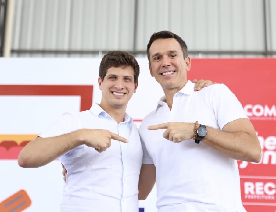 Felipe Carreras quebra o gelo e surge ao lado de João Campos em inauguração