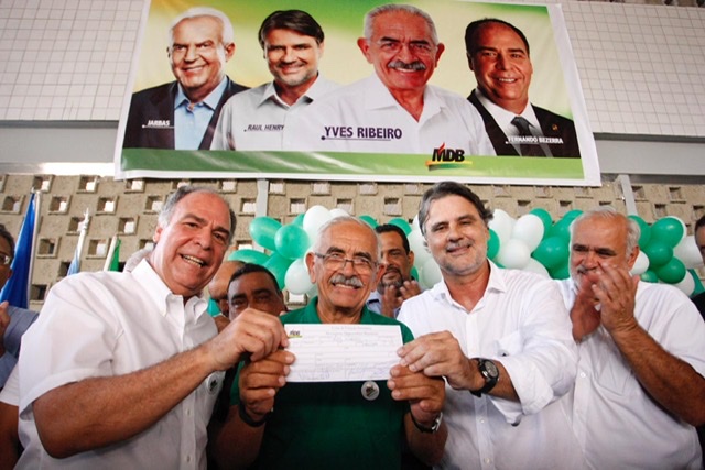 Ao lado de Fernando Bezerra e Raul Henry, Yves Ribeiro oficializa entrada no MDB