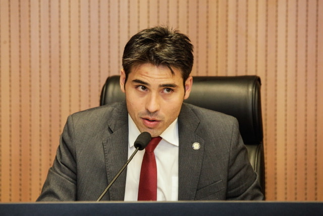 Lei de João Paulo Costa proíbe companhias telefônicas de cobrar multa em caso de roubo