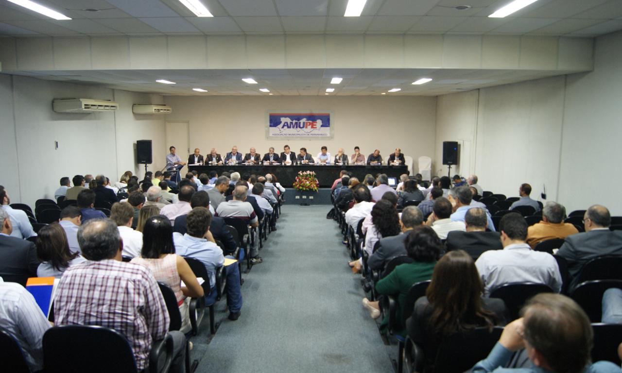 Amupe convoca prefeitos para reunião sobre iluminação pública com a Celpe