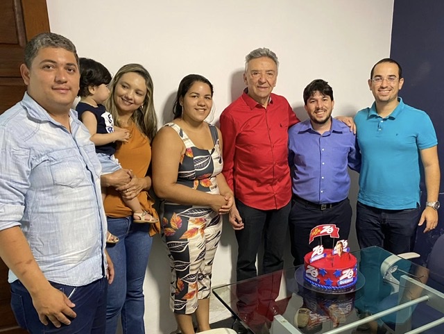 Aniversário de Queiroz teve direito a bolo com “Volta Zé”