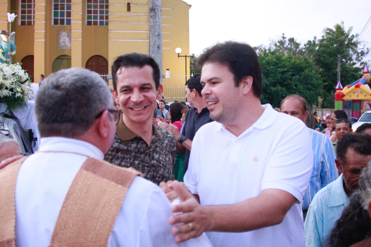 Fernando Filho participa de procissão em Santa Maria do Cambucá