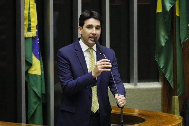 Silvio Costa Filho destina mais de R$30 milhões em emendas para a educação