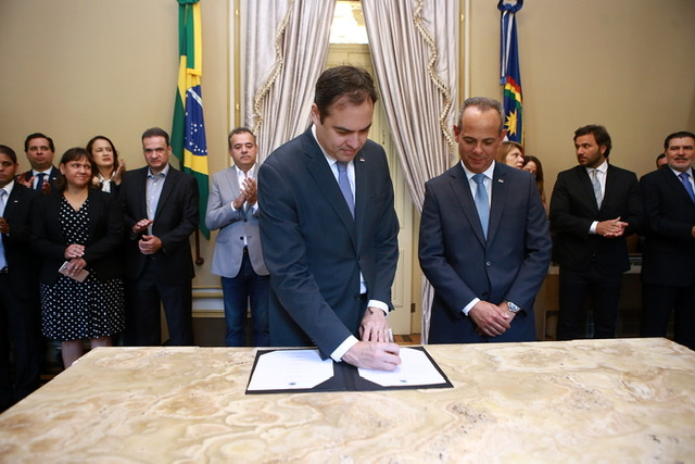 Paulo Câmara empossa gerentes regionais de educação