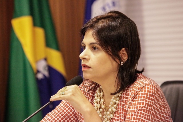 Priscila pede que governo cobre de forma justa valor do ICMS sobre combustíveis