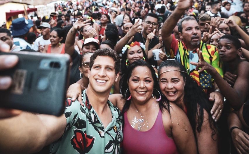 João Campos cumpre agenda da segunda na Casa da Rabeca e em blocos de rua