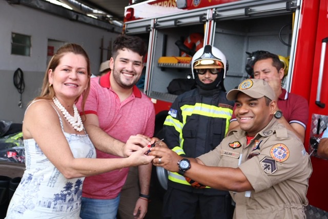 Roberta Arraes e Bringel Filho entregam novos equipamentos ao Corpo de Bombeiros em Araripina