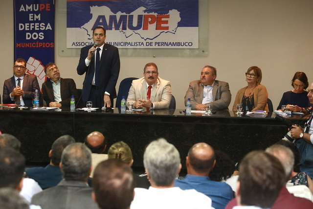 Em evento da Amupe, Paulo anuncia investimentos para os municípios