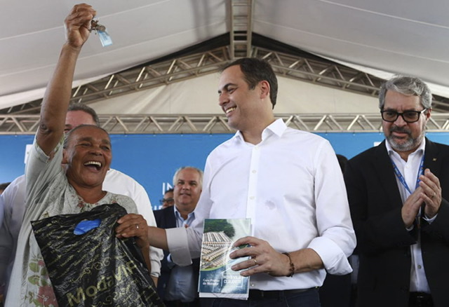 Paulo Câmara entrega novas casas em habitacional no Cabo de Santo Agostinho