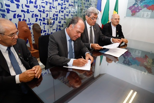 Ao lado de Dom Fernando Saburido, FBC assina migração da Rádio Olinda para faixa FM