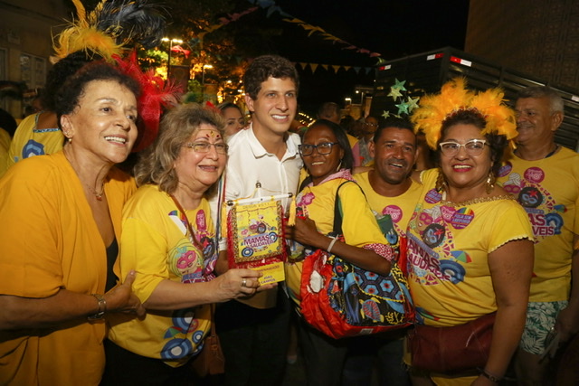 Tradicional bloco carnavalesco do PSB desfila nas ruas do Recife