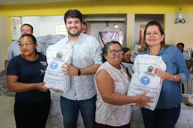 Deputada participa de entrega de sementes para agricultores do Sertão
