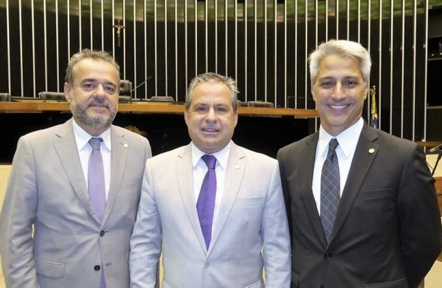 PSB sela acordo entre Molon e Danilo Cabral por liderança na Câmara