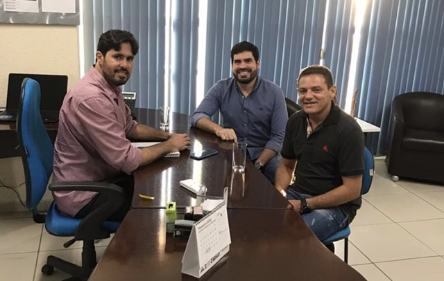 Acompanhado de Galego de Lajes, Tonynho Rodrigues visita novo gerente da Compesa