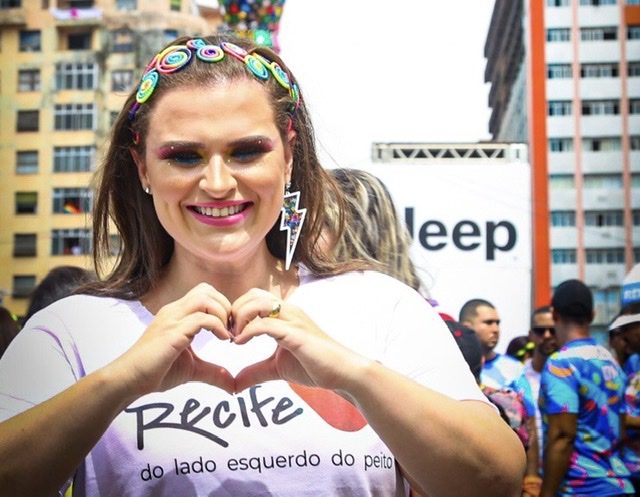 Pré-candidata realiza trajeto do Galo da Madrugada ao lado de foliões