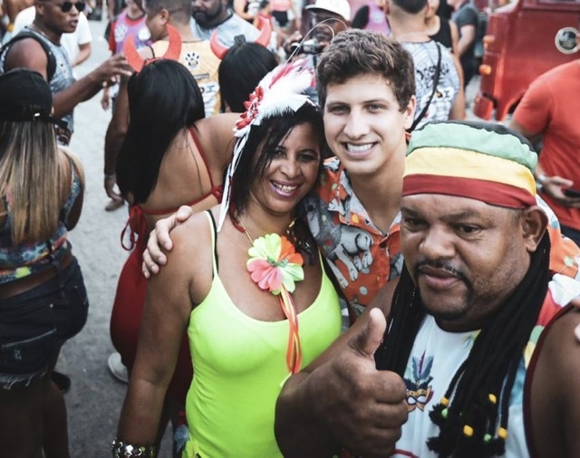 João Campos cumpre agenda de rua neste domingo de Carnaval