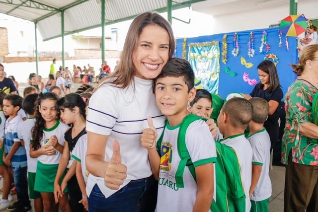 Raquel Lyra acompanha o primeiro dia de aulas na rede municipal de ensino em Caruaru