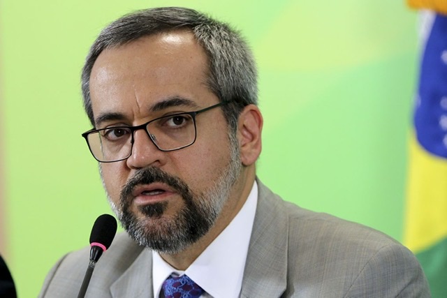 Parlamentares pedem Impeachment do ministro da Educação no STF