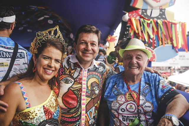 Galo da Madrugada contagia foliões em seu 43º desfile