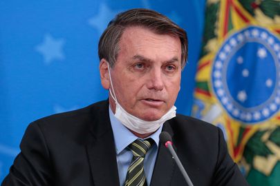 Bolsonaro autoriza funcionamento de templos religiosos e lotéricas