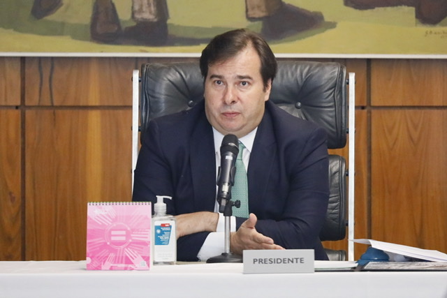 Maia pede ao governo que altere MP que suspende contrato de trabalho