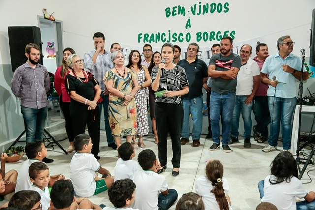 Raquel entrega requalificação da Escola Municipal Francisco Borges
