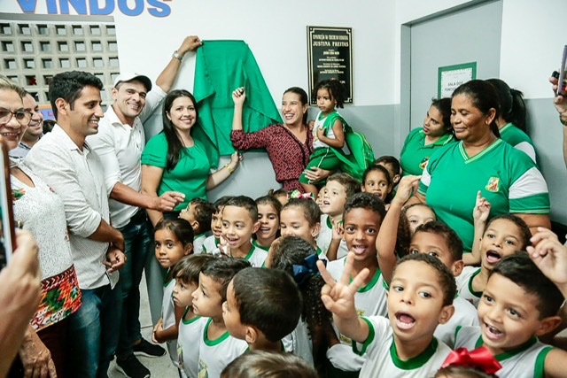 Raquel Lyra entrega requalificação de creche no bairro Vassoural