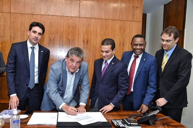 Em Brasília, Silvio Costa oficializa entrada no Republicanos