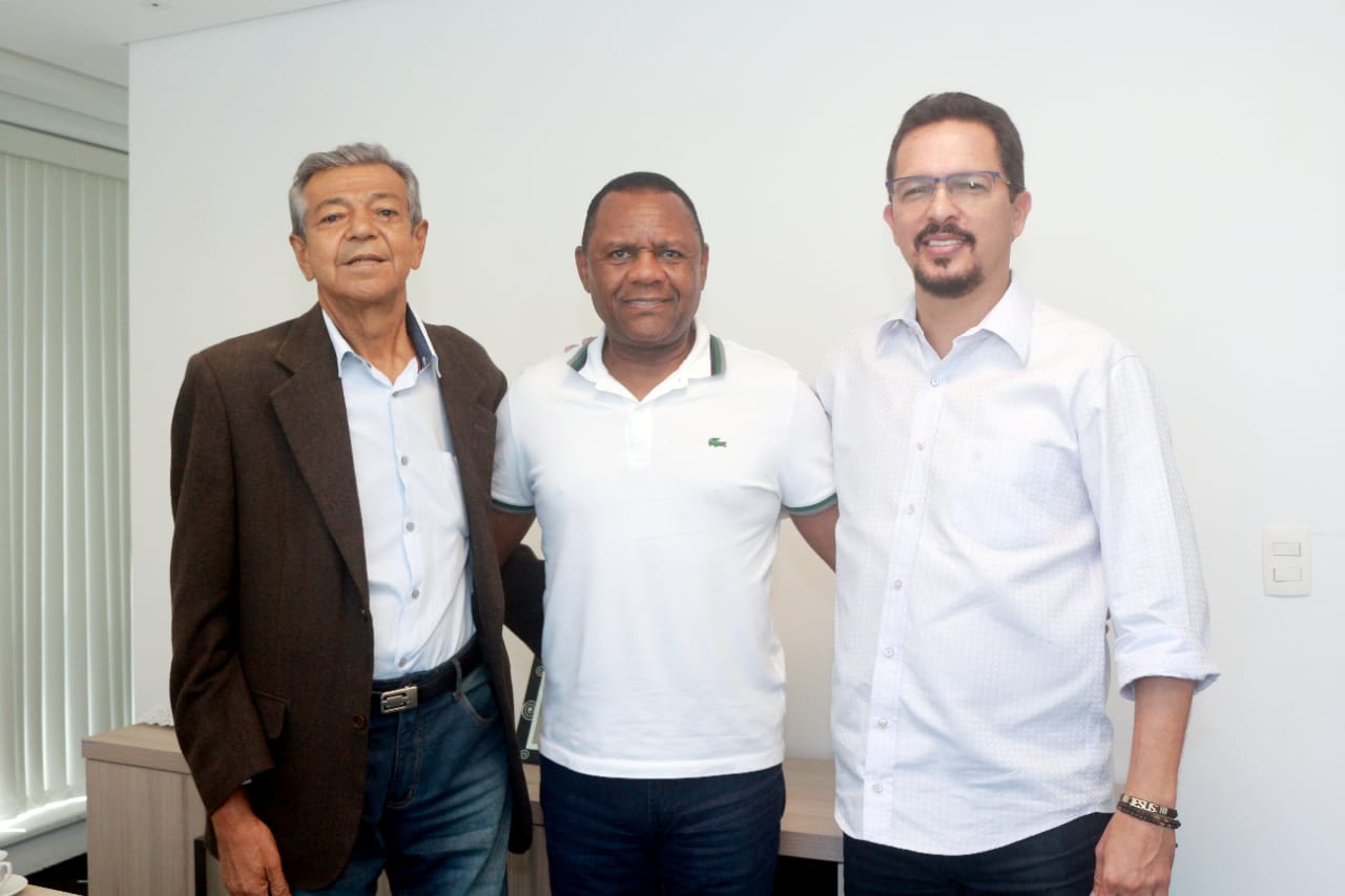 Deputado Ossesio Silva se reúne com prefeito de Lajedo