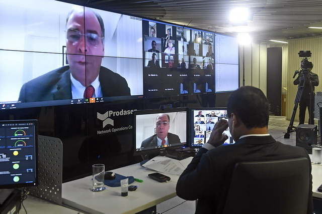 Líder de Bolsonaro divulga manifesto em defesa do isolamento social