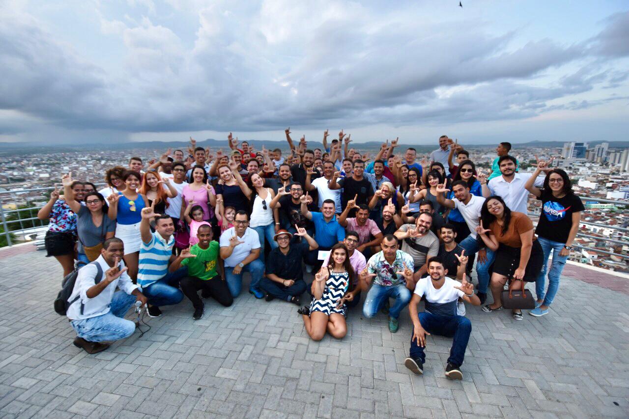 Erick Lessa se reúne com jovens em Caruaru