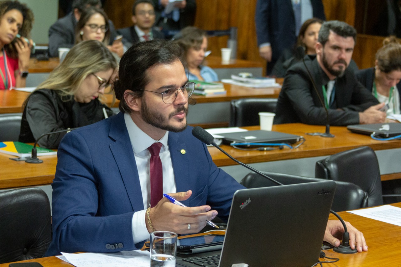Túlio Gadêlha entra com representação para Ministério da Saúde repassar EPIs aos estados