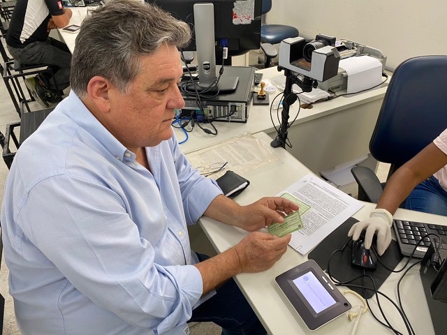 Silvio Costa realiza transferência de título para Jaboatão