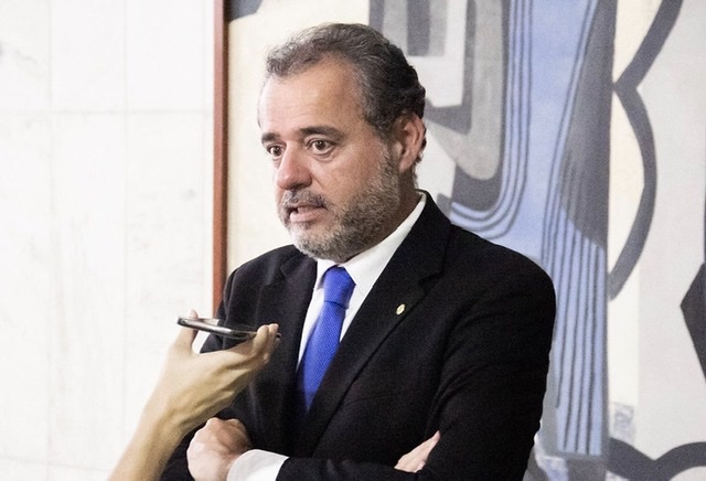 Danilo Cabral critica cortes no Bolsa Família