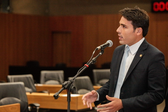 Deputado quer tornar álcool em gel obrigatório em estabelecimentos comerciais