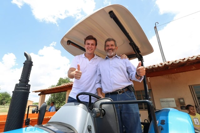 Miguel Coelho e Gonzaga Patriota entregam equipamentos agrícolas em Petrolina